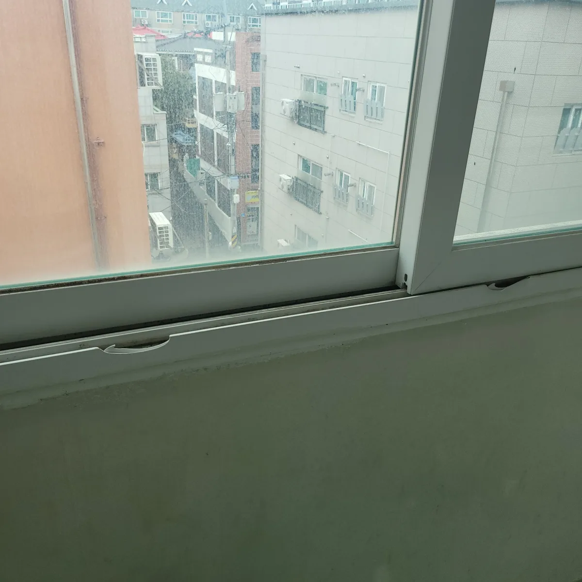 아파트 거실 샷시 레일 복원 시공 과정