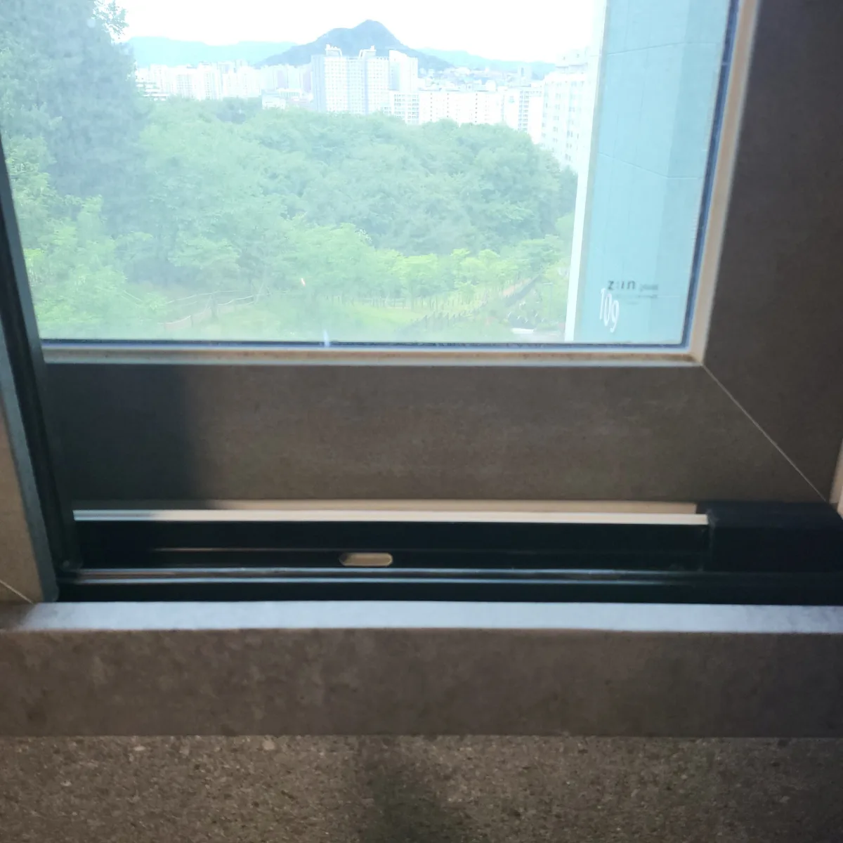 샷시 레일 파손 시공 현장